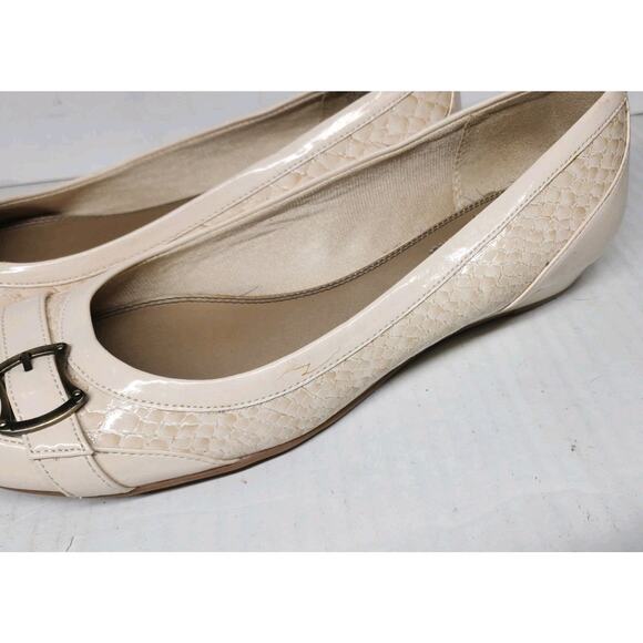 Lifestride Women’s 9M Slip Ons Cream Snake Skin Texture W/ Buckle Low Wedge Heel - Picture 11 of 14